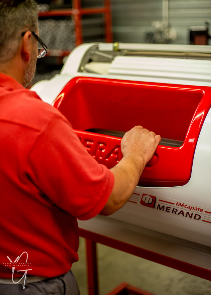 ajusteur lors du réglage final d'une façonneuse MERAND