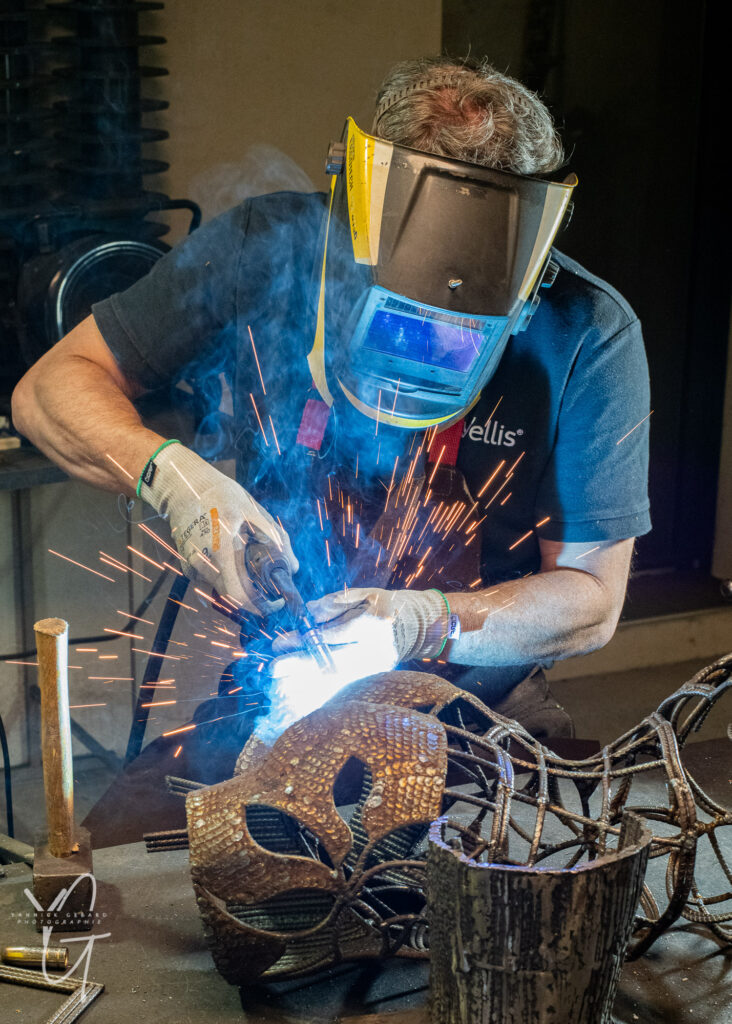 Artiste sculpteur dans son atelier à Saint-Siffret près d'Uzès dans le Gard