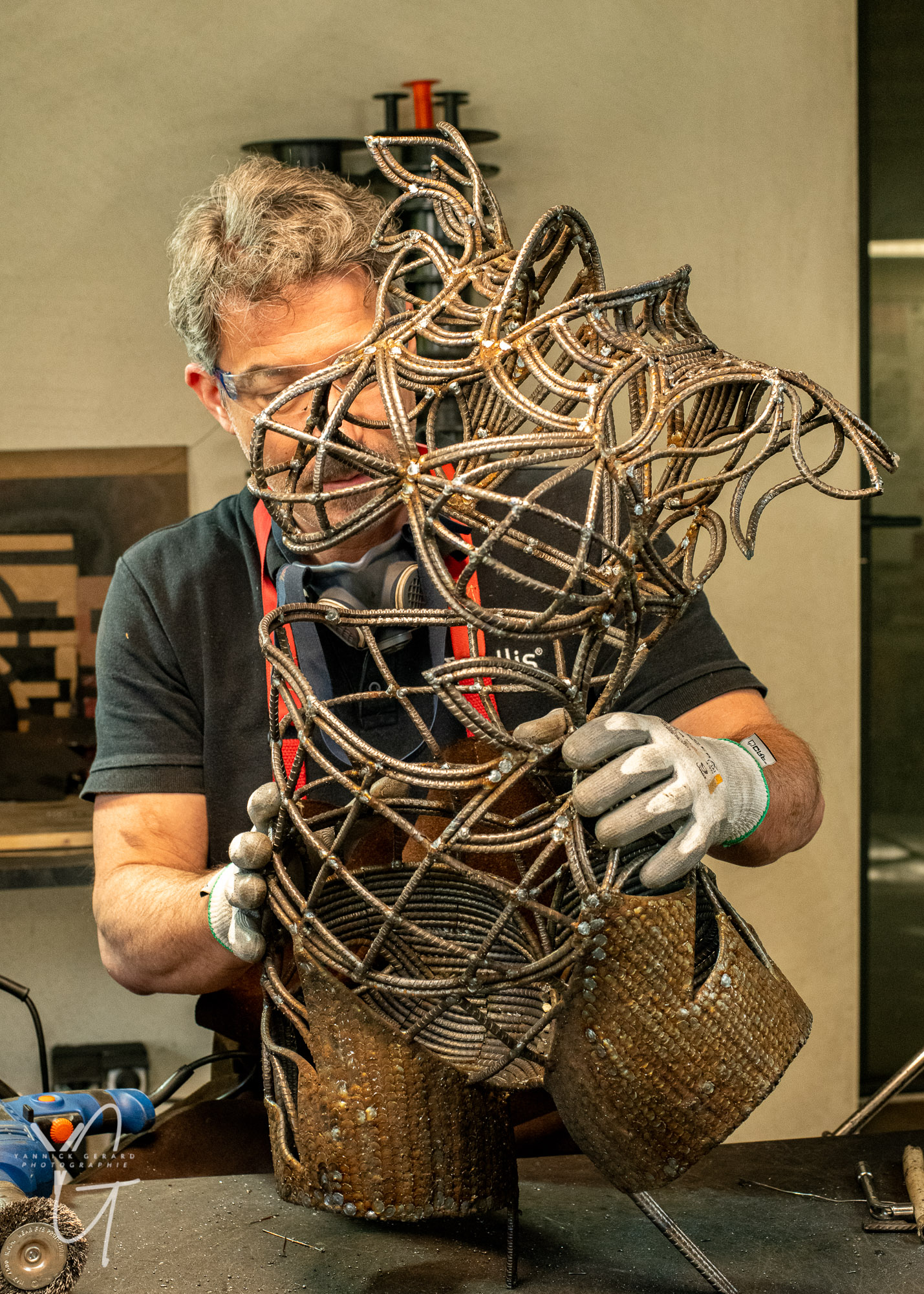 Shooting dans atelier de l'artiste David Fabie, sculpteur de fer et métal à Saint-Siffret, proche d'Uzès, dans le Gard