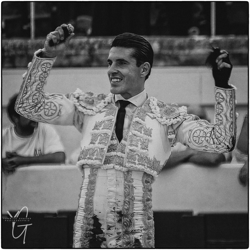 le torero Talavante obtient 2 oreilles à Béziers le 14 Aout 2025 lors d'une corrida 