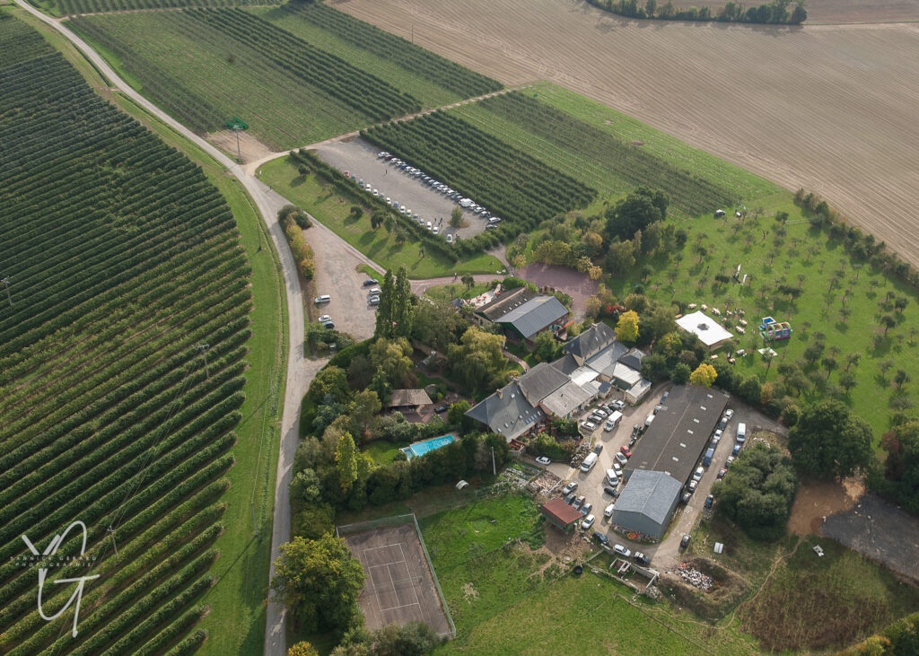 vue par d'un drône d'un domaine de réception dans le Gard