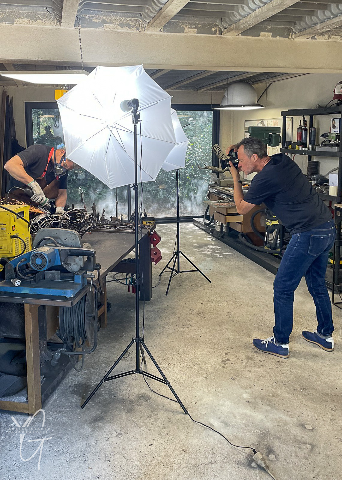 photographe yannick Gerard lors d'un shooting dans atelier d'un artisan d'art