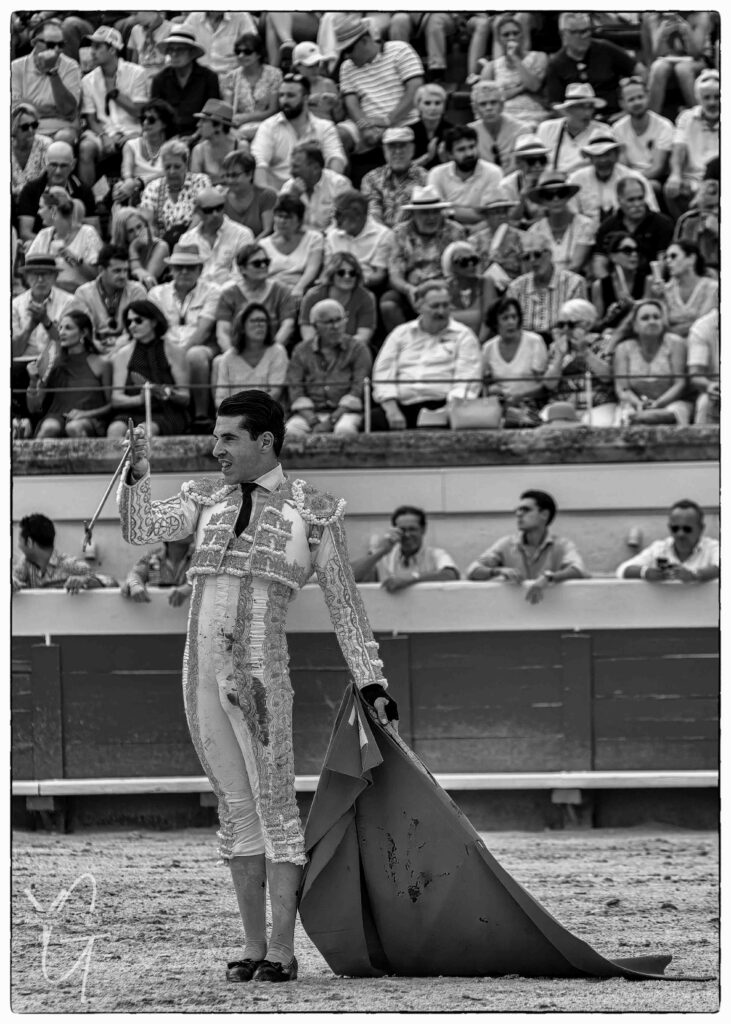 Alejandro Talavante brandit son épée après l’estocade au centre des arènes de Béziers lors de la Feria 2025