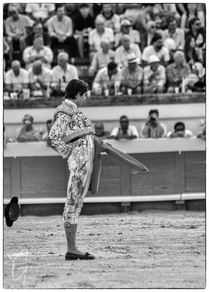 Sébastien Castella lance sa montera avant le combat dans les arènes de Béziers