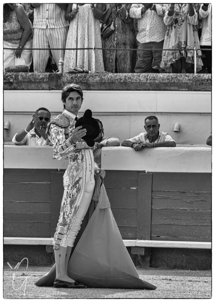 Sébastien Castella saluant le public des arènes de Béziers avant la faena
