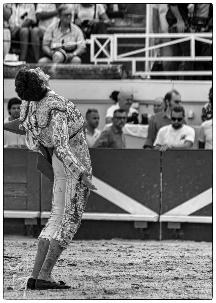 Sébastien Castella célèbre sa faena après la mise à mort dans les arènes de Béziers lors de la Feria 2025