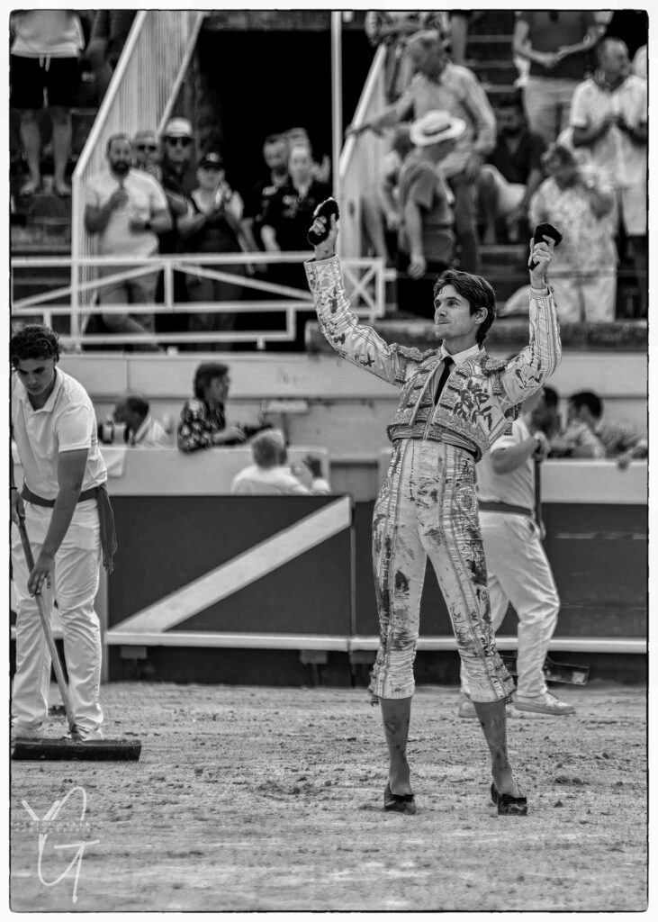 Sébastien Castella brandit les deux oreilles du toro après son triomphe dans les arènes de Béziers lors de la Feria 2025