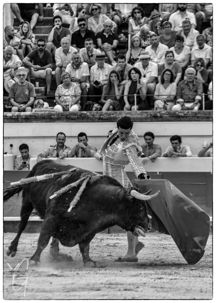 Alejandro Talavante réalise une passe de muleta face au toro dans les arènes de Béziers lors de la Feria 2025