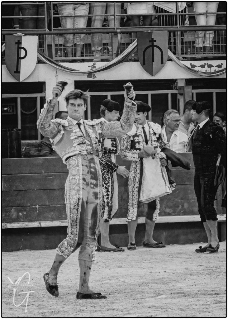 le torero el Rafi brandit les 2 oreilles lors de sa faena avec son second toro à Vauvert