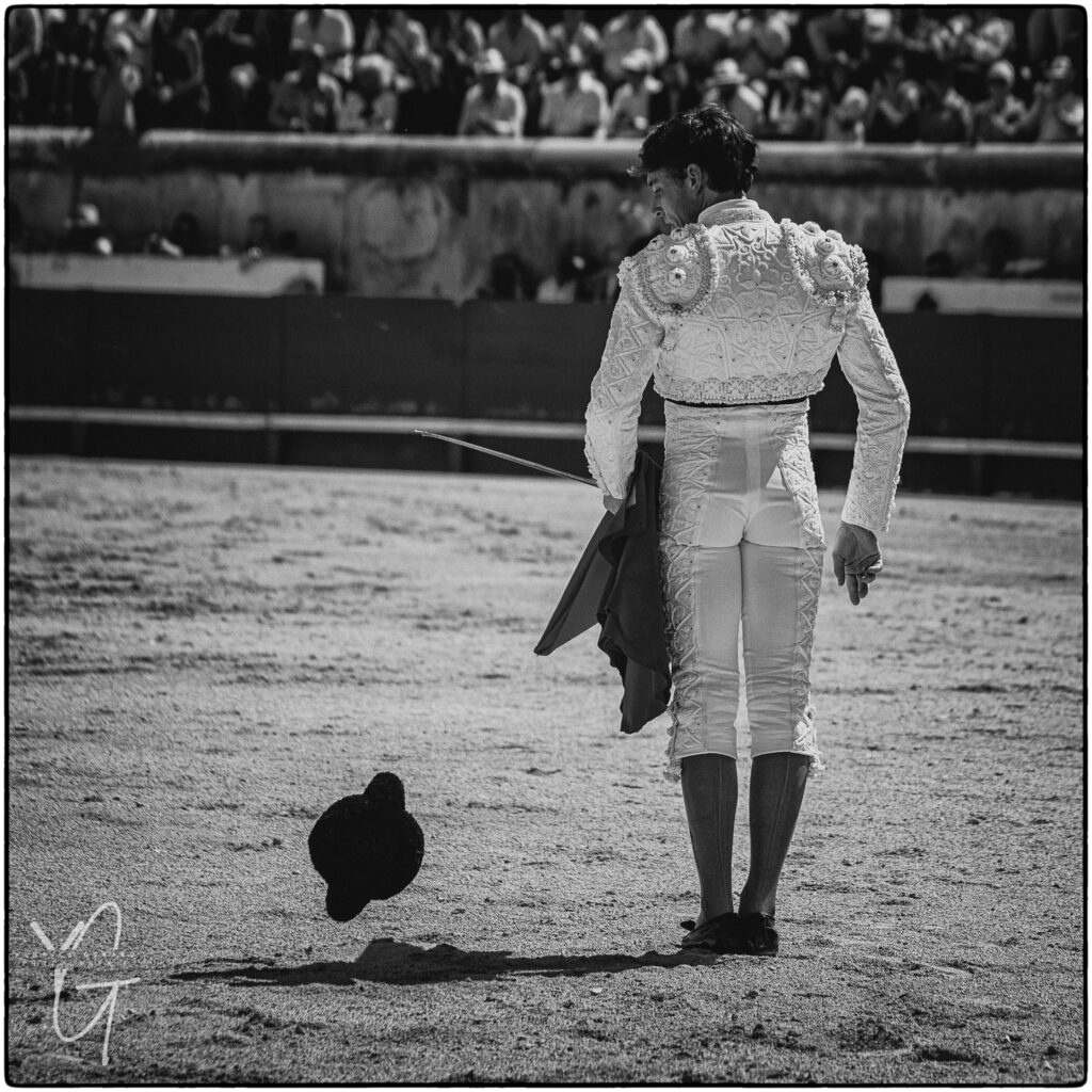 Tibo Garcia regarde sa montera retomber sur le sable de l'arène de Nimes.